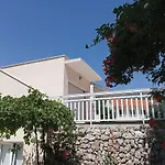 Marina - Perfect For Couples, Parking Apartman
